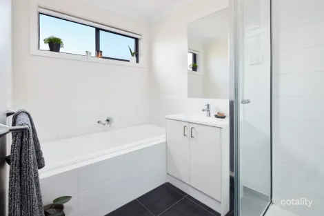 Property photo of 11/98 Lampard Road Drouin VIC 3818