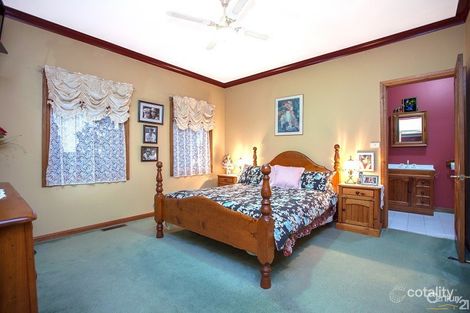 Property photo of 14 Dundee Court Pakenham VIC 3810