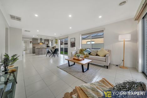Property photo of 27 Donatello Crescent Narre Warren VIC 3805