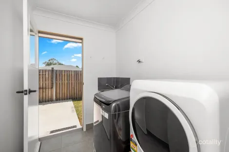 Property photo of 40 Sailaway Circuit Eli Waters QLD 4655