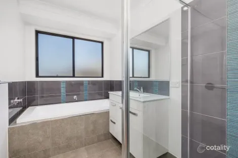 Property photo of 40 Sailaway Circuit Eli Waters QLD 4655