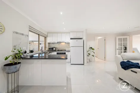 Property photo of 15 Mankina Circuit Delahey VIC 3037