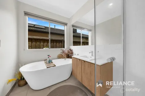 Property photo of 8 Lyric Drive Mambourin VIC 3024