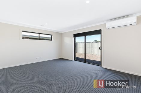 Property photo of 43 Stark Circuit Cranbourne East VIC 3977