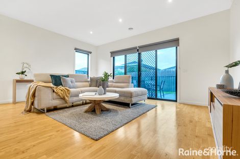 Property photo of 8 Cordyline Grove Craigieburn VIC 3064