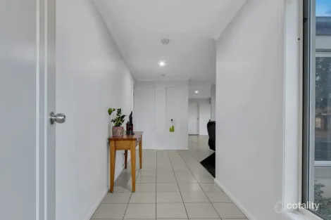 Property photo of 18 Carisbrook Circuit Truganina VIC 3029