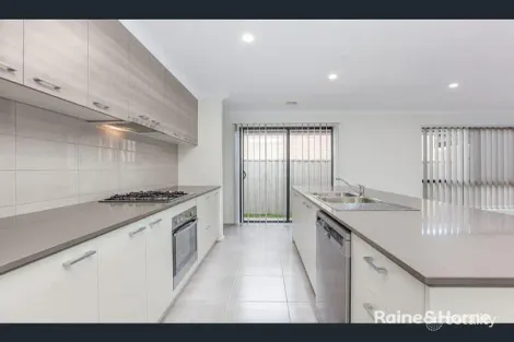 Property photo of 9 Yellow Robin Circuit Cranbourne East VIC 3977