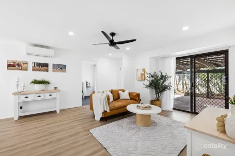2/8 HOYA CT, LABRADOR, QLD 4215