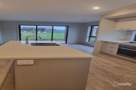 Property photo of 40 Shearjoy Loop Clyde North VIC 3978