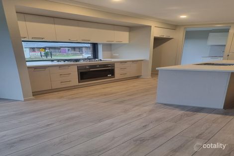 Property photo of 40 Shearjoy Loop Clyde North VIC 3978