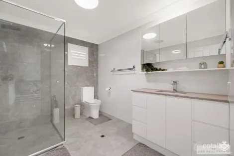 Property photo of 16 Bayview Drive Lammermoor QLD 4703