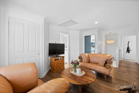 Property photo of 8 Binaburra Place Karabar NSW 2620