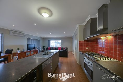 Property photo of 2 Devlin Place Cranbourne North VIC 3977