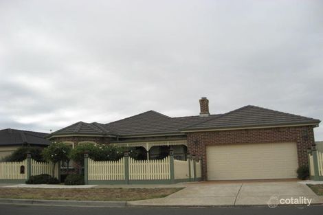 74 Royal Cres, Hillside, VIC 3037