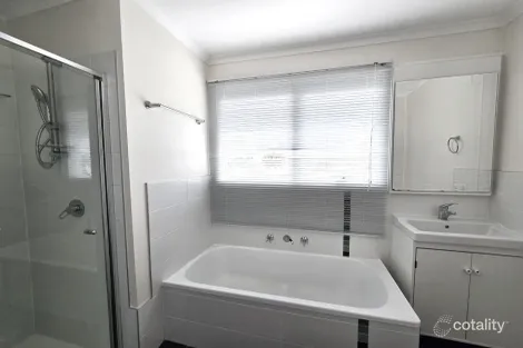 Property photo of 8 Yarrow Court Berwick VIC 3806