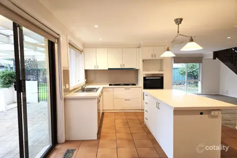 Property photo of 8 Yarrow Court Berwick VIC 3806