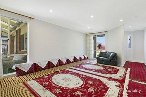 Property photo of 8 Tauna Place Cranbourne West VIC 3977