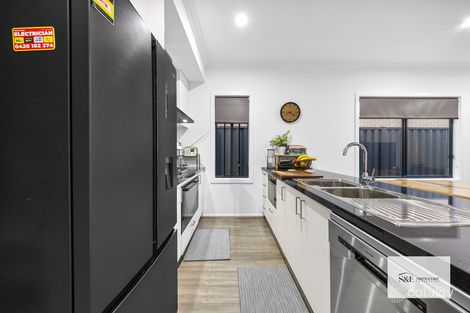 Property photo of 8 Colorado Parade Berwick VIC 3806