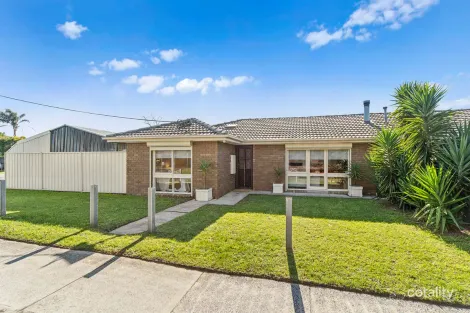 1/2 Fairfield St, Cranbourne, VIC 3977