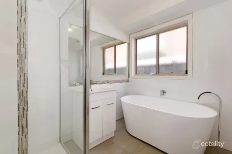 Property photo of 18 Colchester Circuit Roxburgh Park VIC 3064