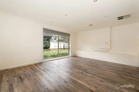 Property photo of 18 Colchester Circuit Roxburgh Park VIC 3064