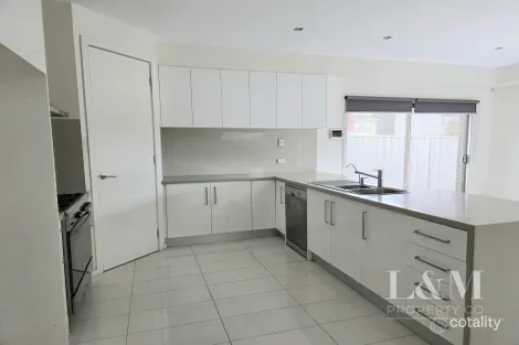 Property photo of 3 Flinders Place Caroline Springs VIC 3023