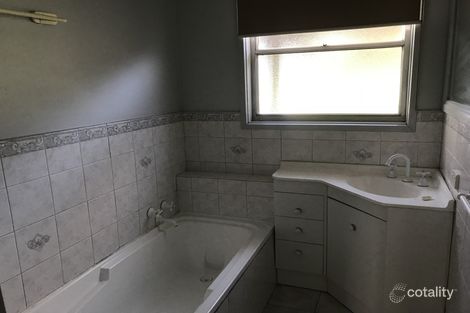 Property photo of 28 Willow Grove Wendouree VIC 3355