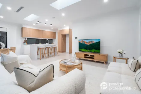 Property photo of 5 Delfin Drive Wattle Grove NSW 2173