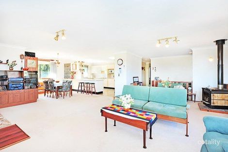 Property photo of 16 Yakaloo Crescent Forresters Beach NSW 2260
