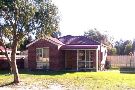 Property photo of 27 Gullquist Way Pakenham VIC 3810