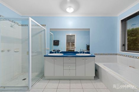 Property photo of 27 Deakin Court Berwick VIC 3806
