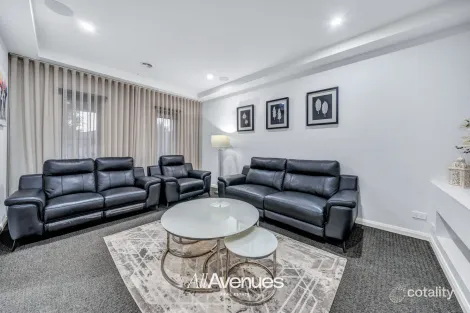 Property photo of 18 Deoro Parade Clyde North VIC 3978