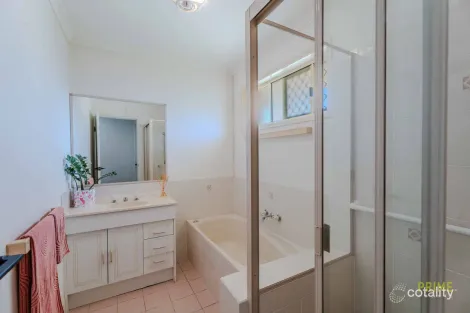 Property photo of 34 Bowerbird Avenue Eli Waters QLD 4655