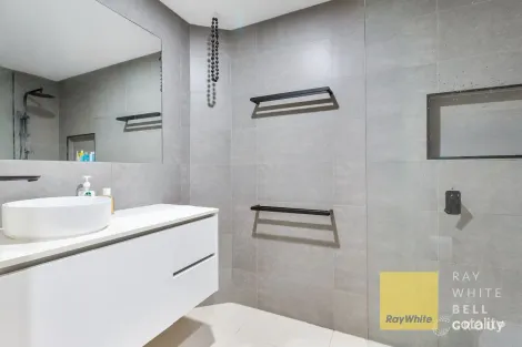Property photo of 1/5 Ash Court Arundel QLD 4214