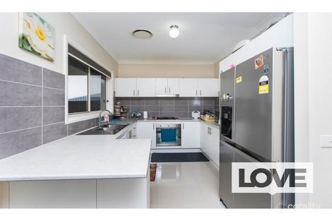 Property photo of 29 Gazelle Crescent Fletcher NSW 2287