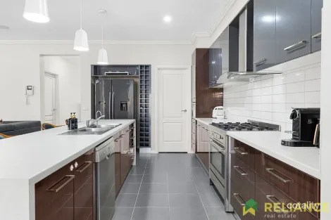 Property photo of 22 Desert Gum Way Brookfield VIC 3338