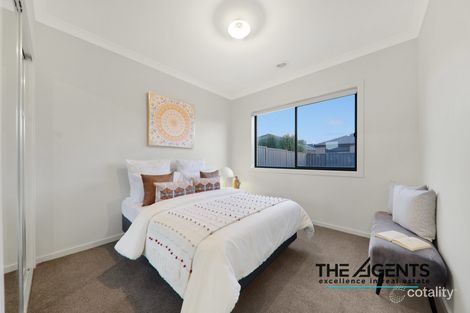 Property photo of 5 Wimbledon Boulevard Strathtulloh VIC 3338