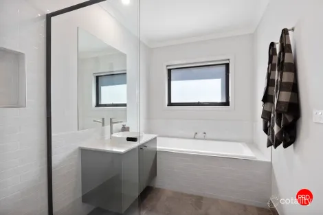 Property photo of 14 Imagine Drive Strathfieldsaye VIC 3551