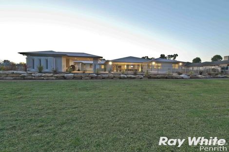 Property photo of 16 Portrush Crescent Luddenham NSW 2745