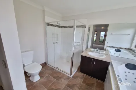 Property photo of 32 Webster Way Pakenham VIC 3810