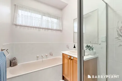 Property photo of 27 Yaldara Drive Berwick VIC 3806