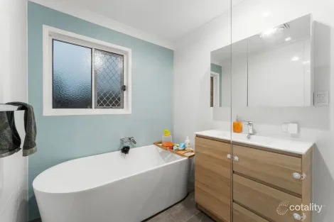 Property photo of 39 Glasshouse Crescent Forest Lake QLD 4078
