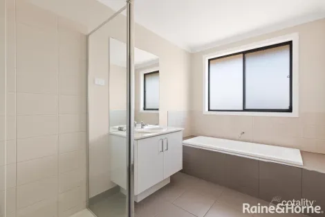 Property photo of 2 Upthorpe Way Mickleham VIC 3064