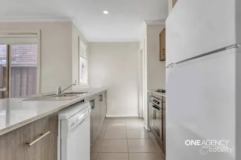 Property photo of 32 Featherbrook Drive Point Cook VIC 3030