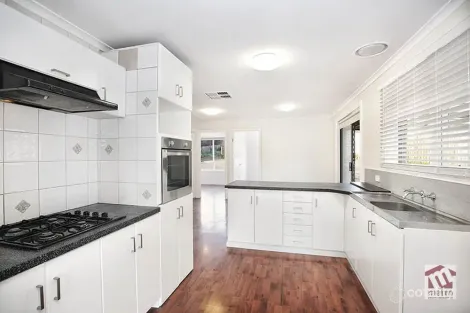 Property photo of 17 Heatherdew Close Endeavour Hills VIC 3802