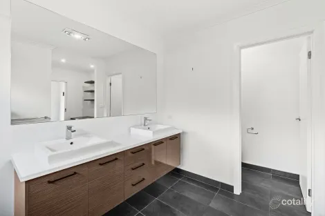 Property photo of 12 Seater Close Horsham VIC 3400