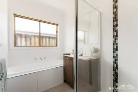 Property photo of 10 Larnook Place South Morang VIC 3752