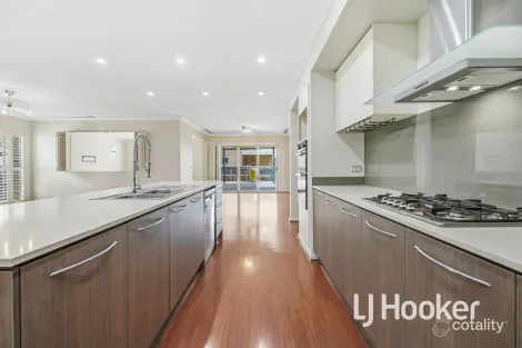 Property photo of 33 Bohemia Crescent Pakenham VIC 3810