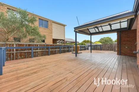 Property photo of 33 Bohemia Crescent Pakenham VIC 3810