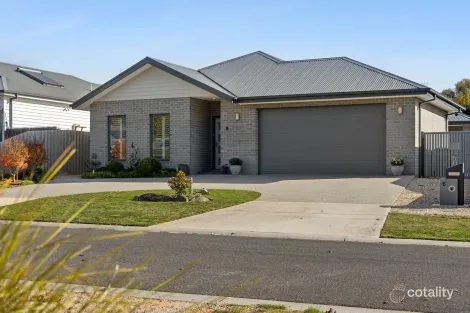 6 JONES CT, WOODEND, VIC 3442